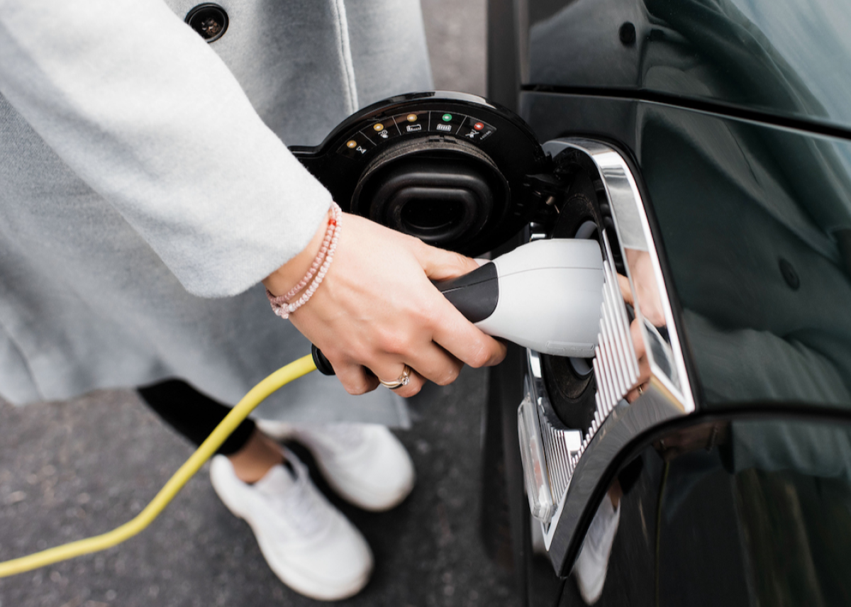 Der Avis Ratgeber für E-Fahrzeuge:   Wichtige Tipps für die Reise mit einem Elektromietwagen