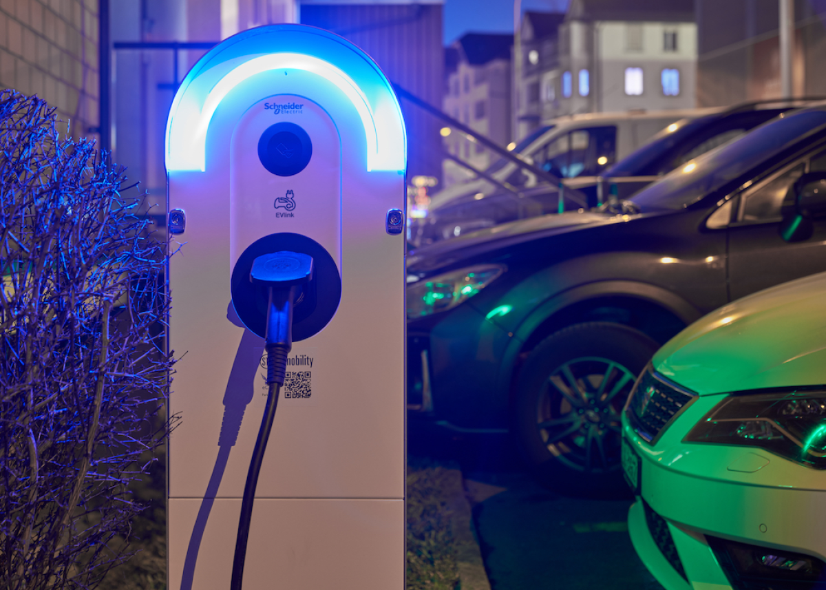 Revolution für die E-Mobilität: reev und Schneider Electric schließen strategische Partnerschaft