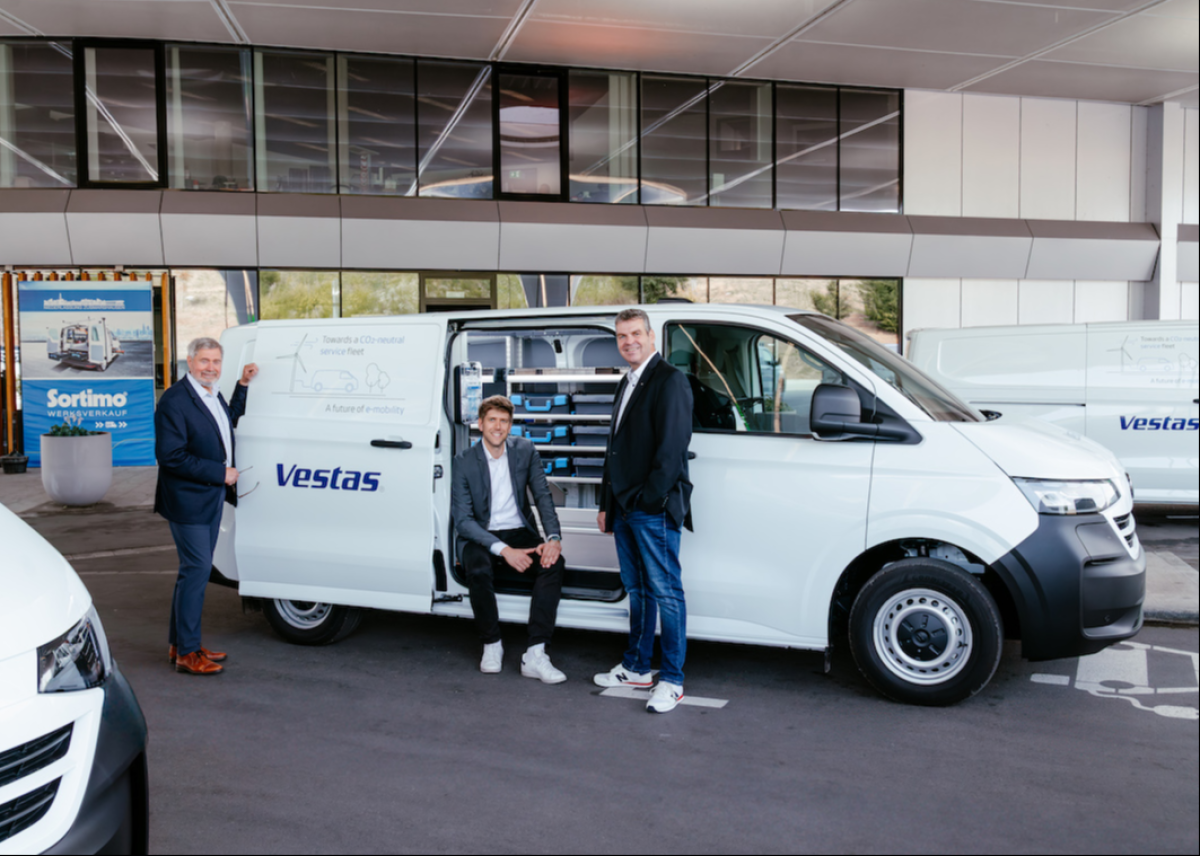 Nachhaltigkeit mit System: Vestas erhält erste Volkswagen e-Transporter mit One Click Fahrzeugeinrichtung von Sortimo