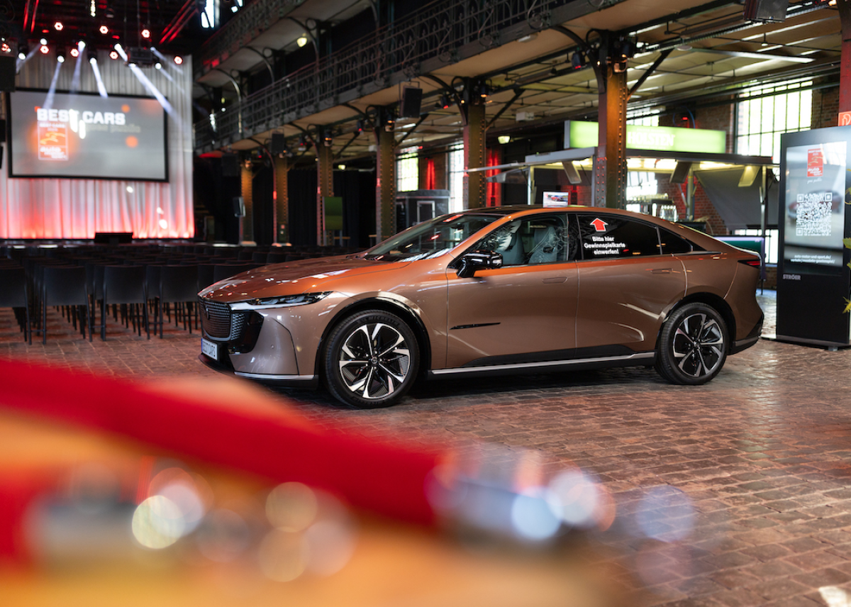 Mazda6e feiert Deutschlandpremiere beim Hamburger Hafengeburtstag
