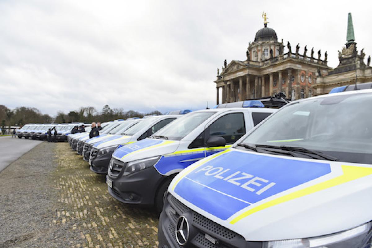 Übergabe von Mercedes-Benz Vito und Sprinter Transportern an die Bundespolizei