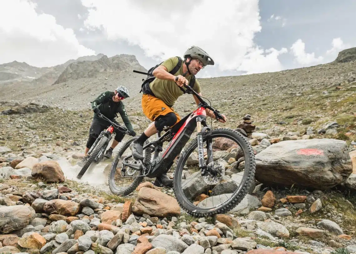 Rotwild mit neuen E-MTBs für Alltag und Trail: R.X1000 und R.C1000