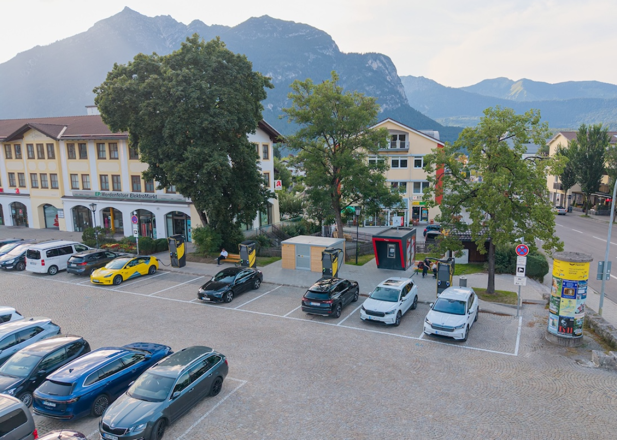 Fastned eröffnet Schnellladestation am Rathausplatz in Garmisch-Partenkirchen