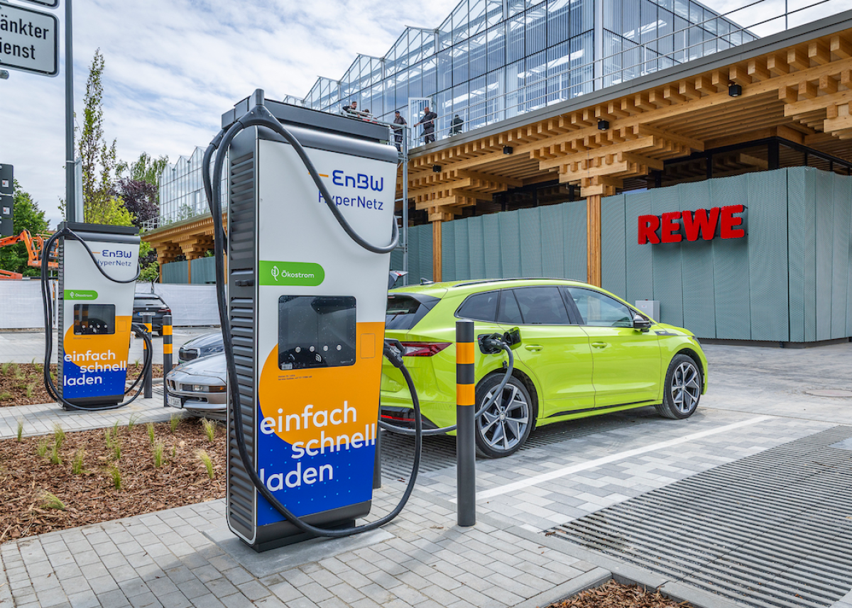 Schnellladen am Einzelhandel: EnBW eröffnet 500. Standort an Filialen der Rewe Group