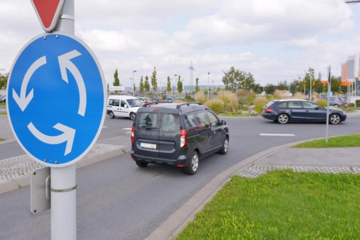 Vorfahrt im Kreisverkehr