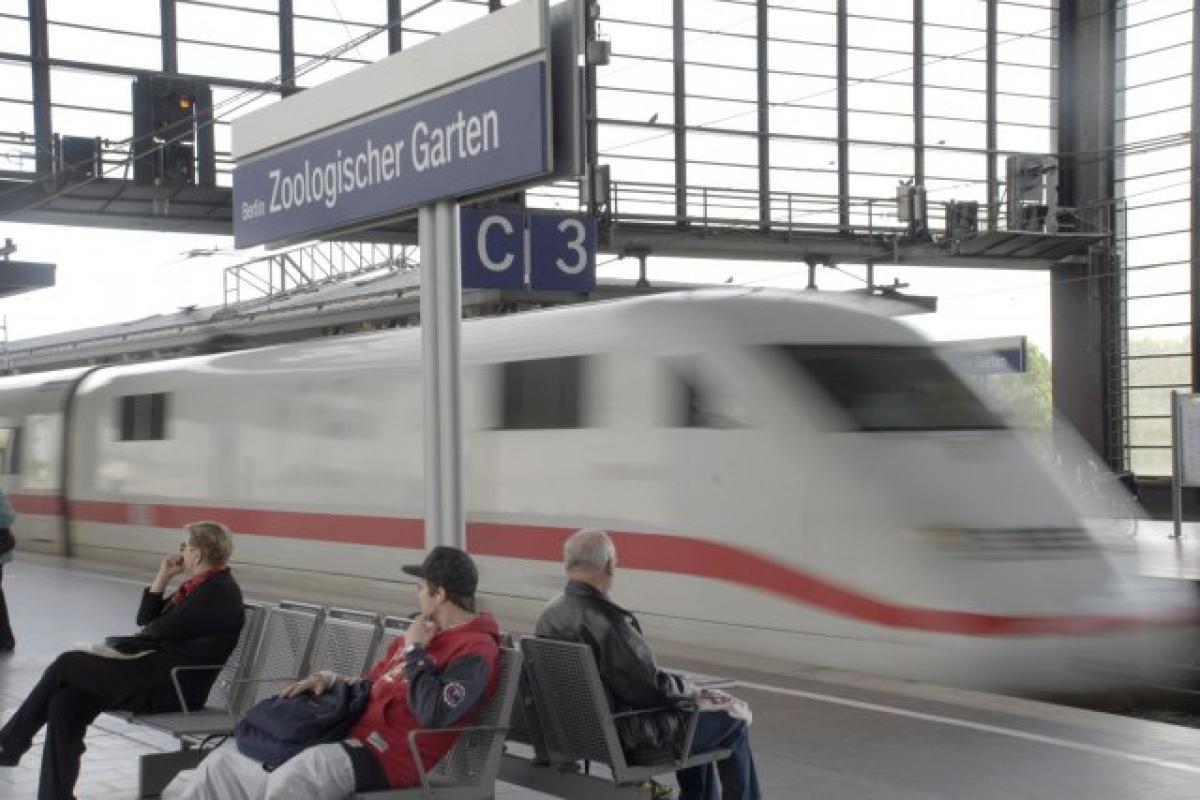 Bahn, Bus und Auto im Vergleich 