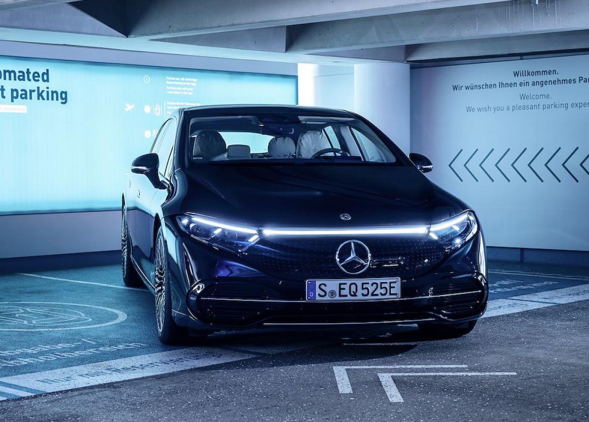 Weltpremiere: Fahrerloses Parksystem von Mercedes-Benz und Bosch erhält Genehmigung für Serieneinsatz