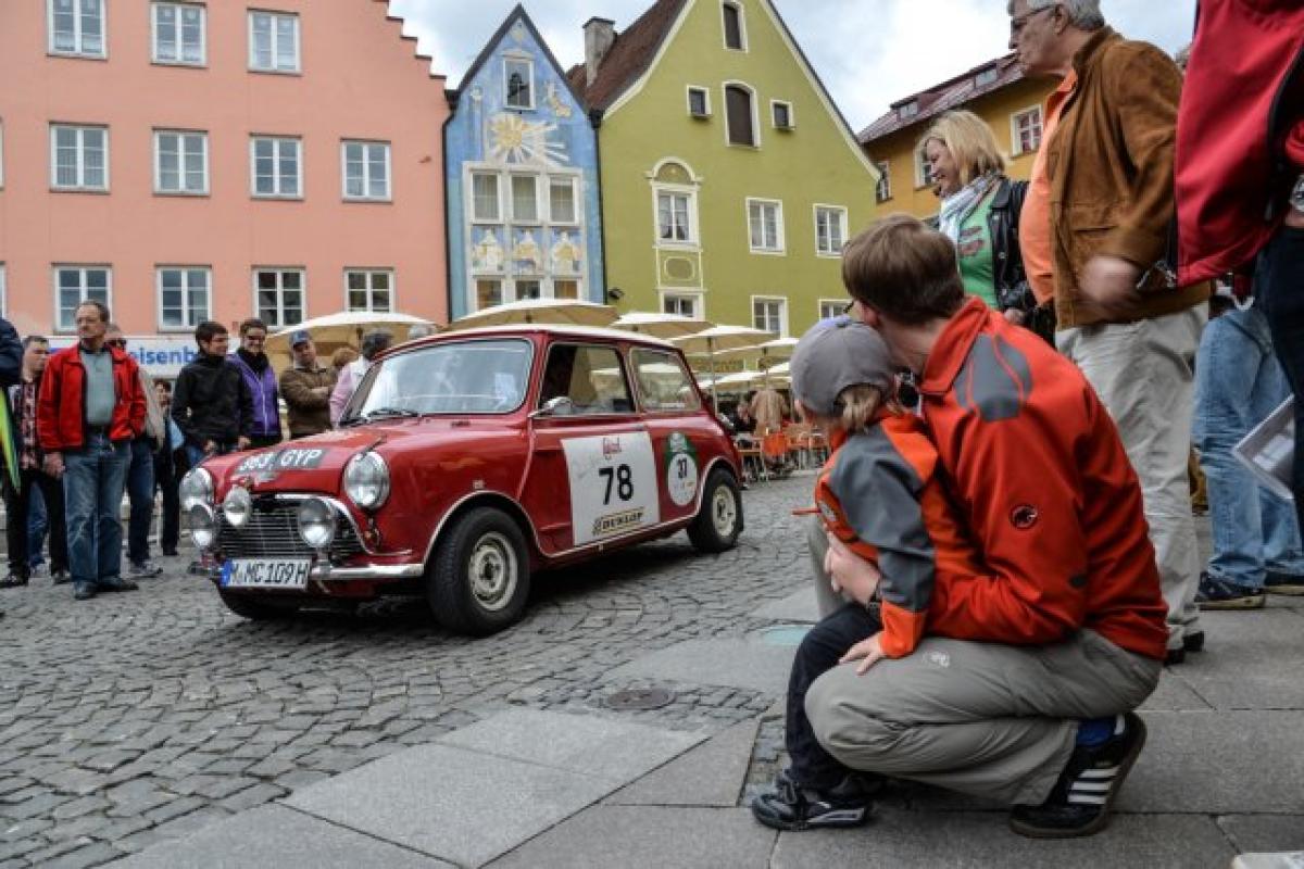 An einer Oldtimer-Rallye teilnehmen