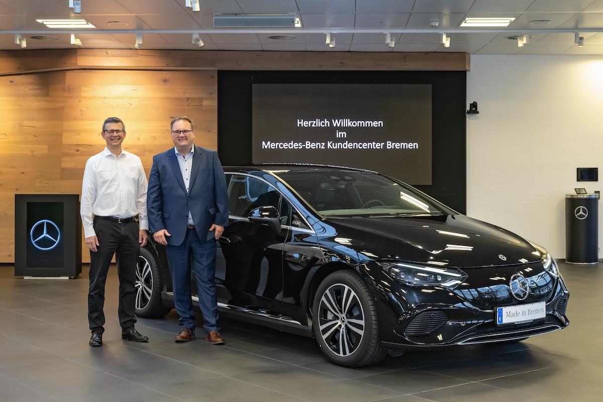 Bremens Finanzsenator Björn Fecker fährt vollelektrischen Mercedes-Benz EQE