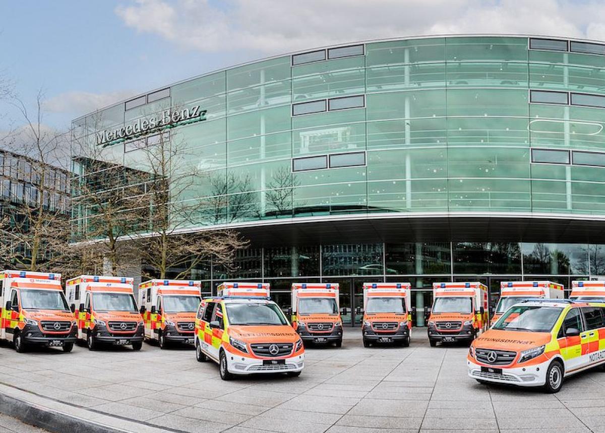 Übergabe von Mercedes-Benz Sprinter und Vito Tourer an das Bayerische Rote Kreuz