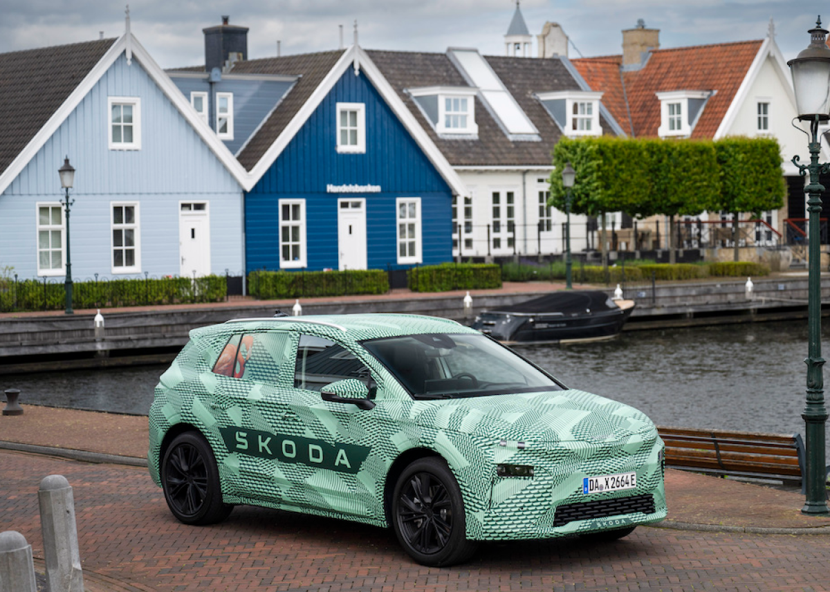 Rein elektrischer Škoda Elroq: Bereits im ‚Tarnanzug‘ setzt er erkennbar neue Maßstäbe im Kompakt-SUV-Segment