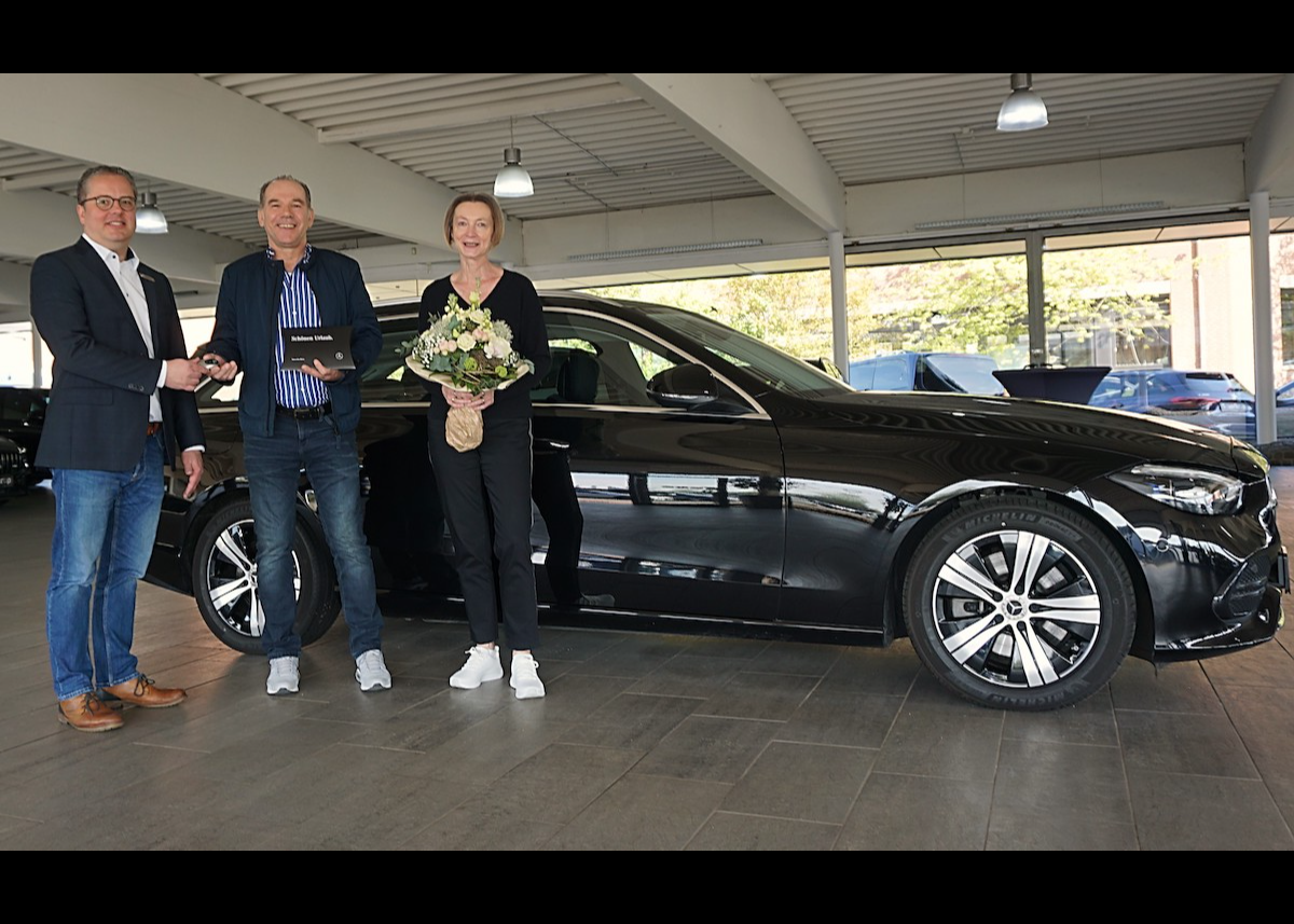 Doppeltes Jubiläum: 15 Jahre “Junge Sterne” von Mercedes-Benz und 1.750.000 überreichte Fahrzeuge der Gebrauchtwagenmarke