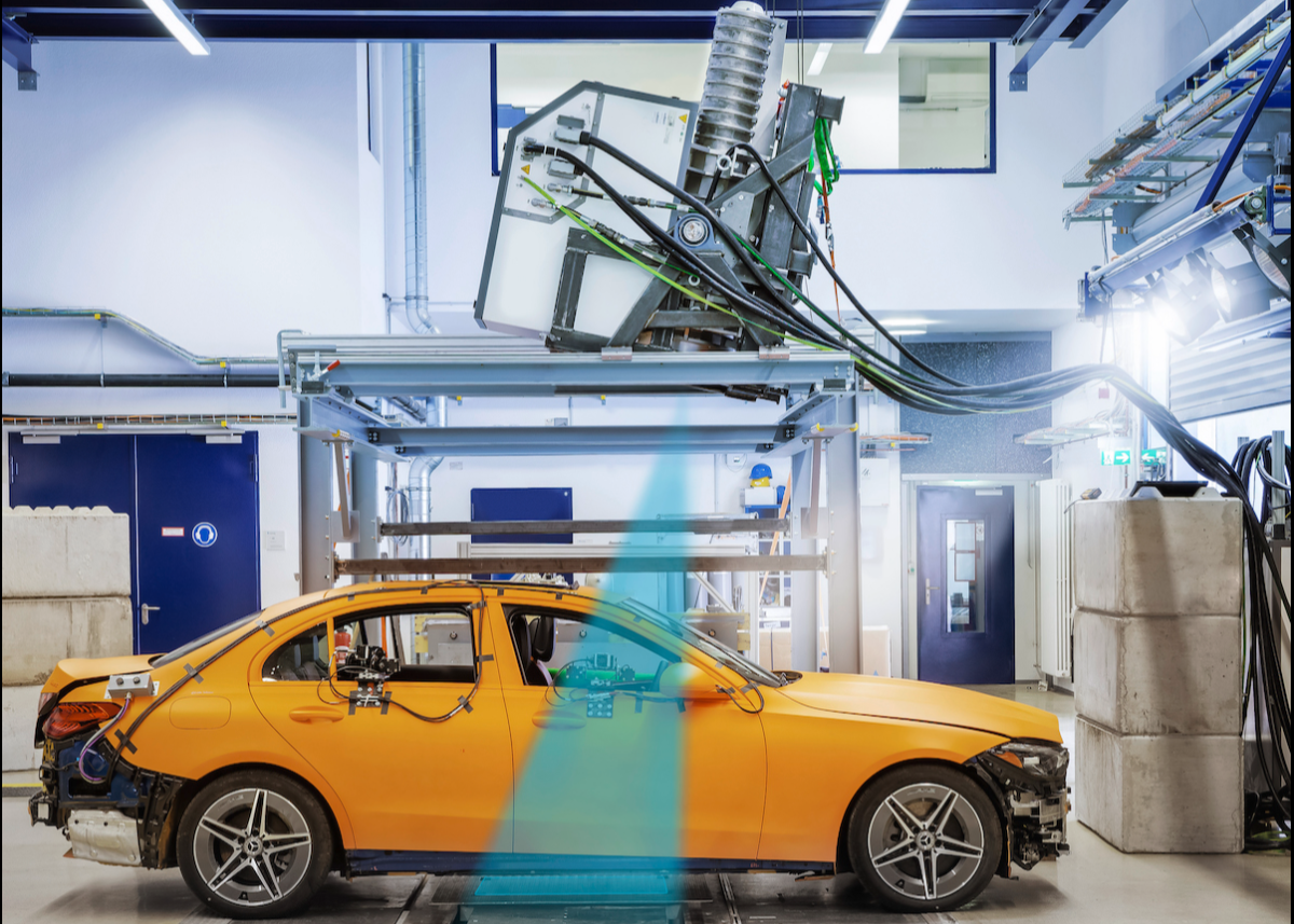 Maximale Transparenz: Als weltweit erster Autohersteller röntgt Mercedes-Benz einen Crashtest