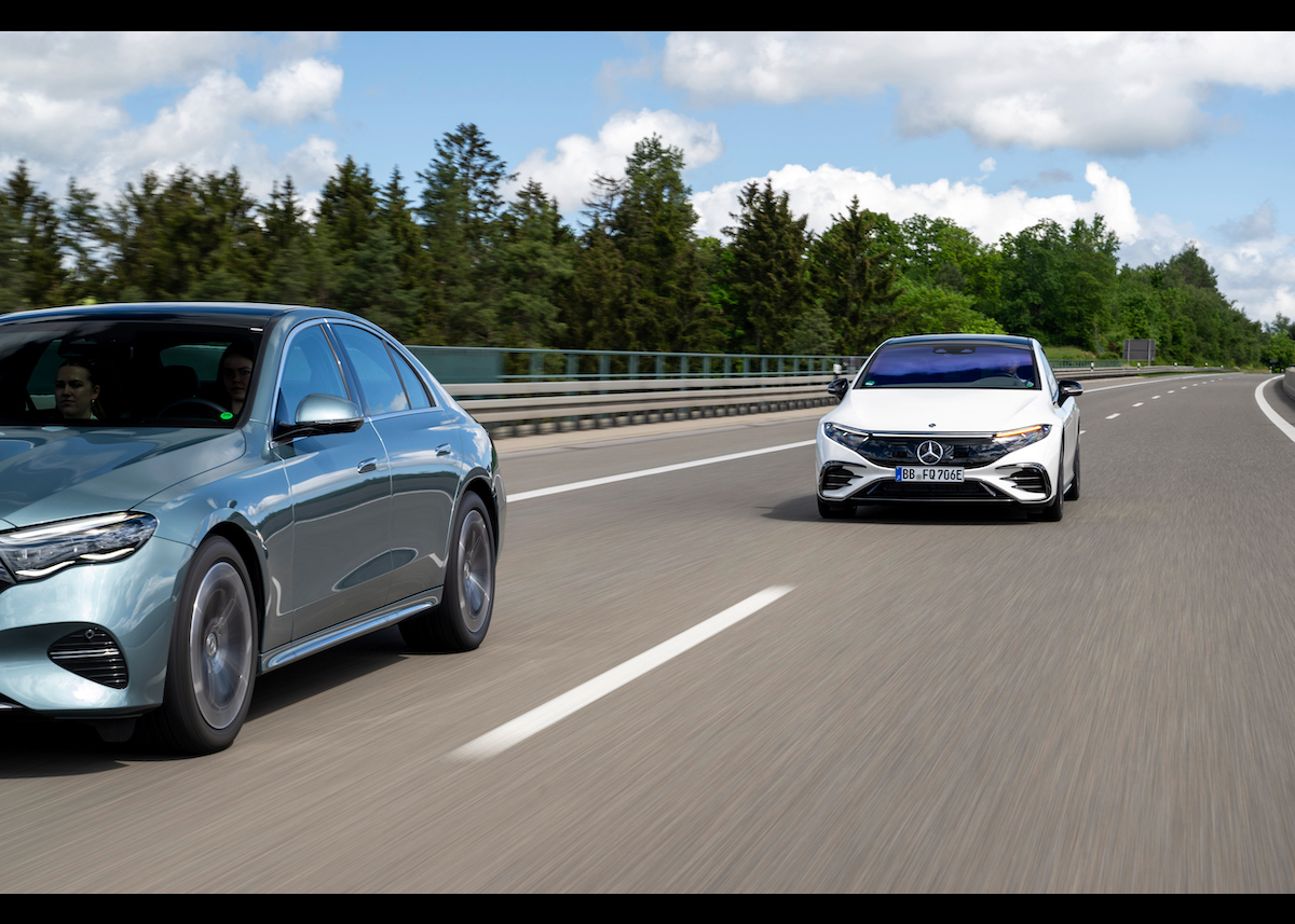 Upgrade ab Werk und over-the-air: Automatische Spurwechsel-Funktion für 15 Mercedes-Benz Typen