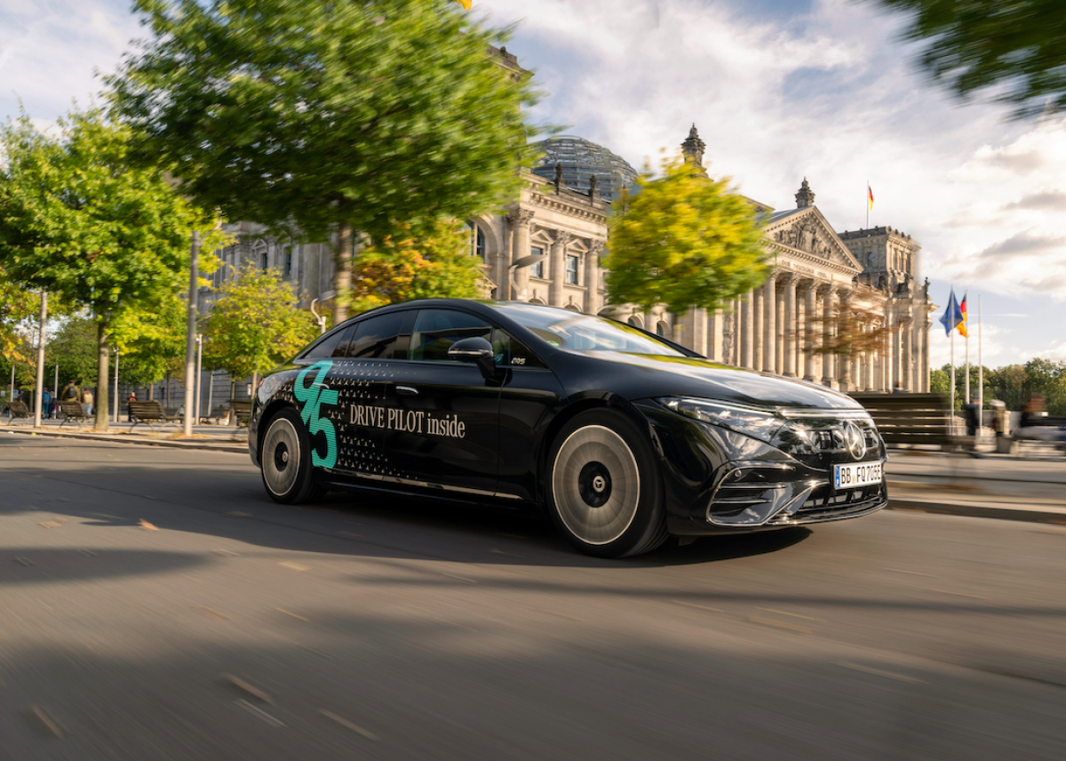 Mercedes-Benz fährt mit DRIVE PILOT hochautomatisiert bis 95 km/h auf der Autobahn