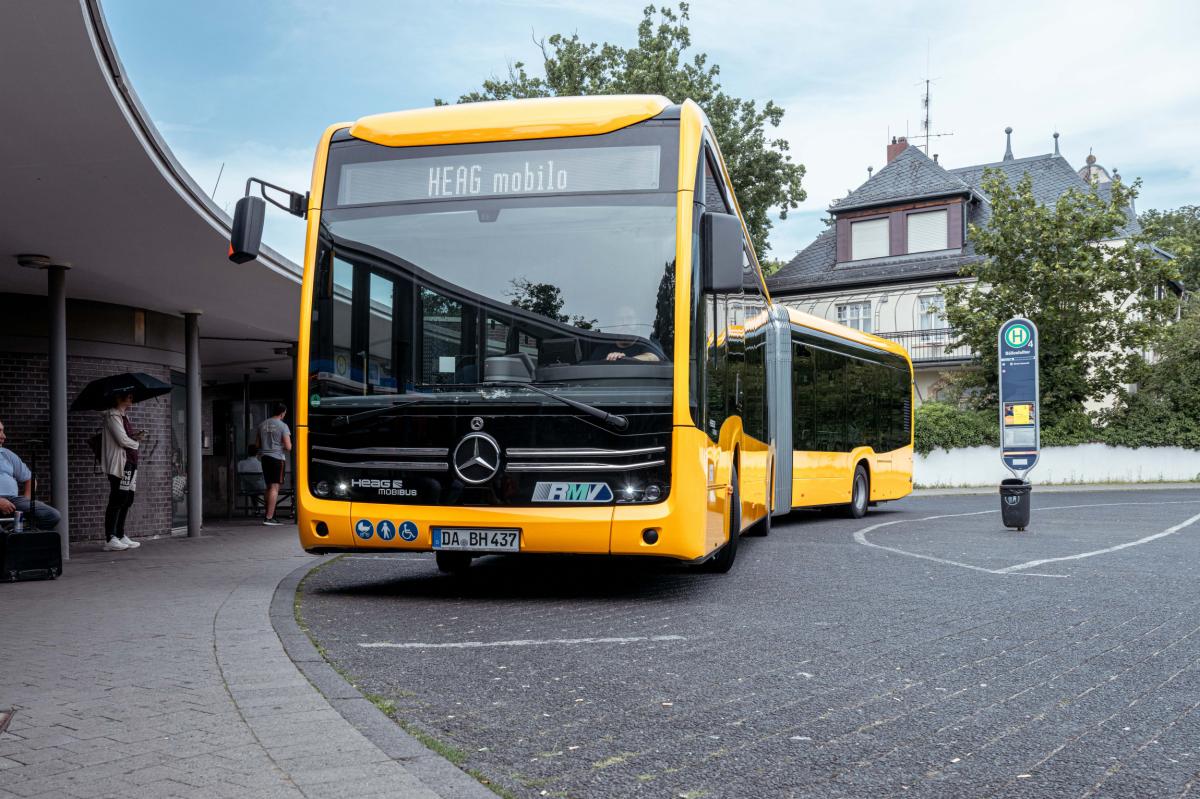 Daimler Buses liefert elektrische Gelenkbusse an Darmstädter Verkehrsunternehmen HEAG mobilo
