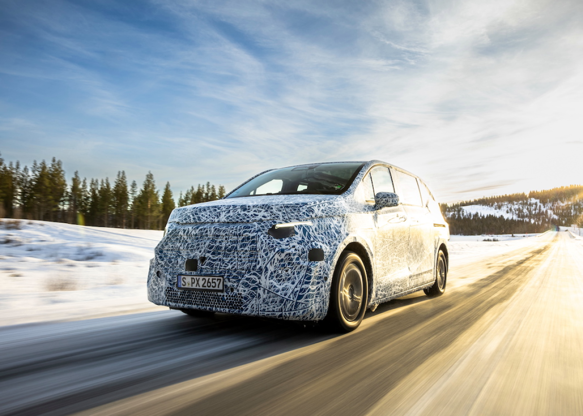 Neue Mercedes-Benz Großraumlimousinen meistern Wintererprobung am Polarkreis