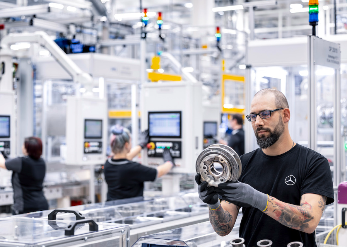 Mercedes-Benz Werk Stuttgart-Untertürkheim produziert elektrische Antriebskomponenten für den neuen CLA und stellt die Weichen für die Zukunft