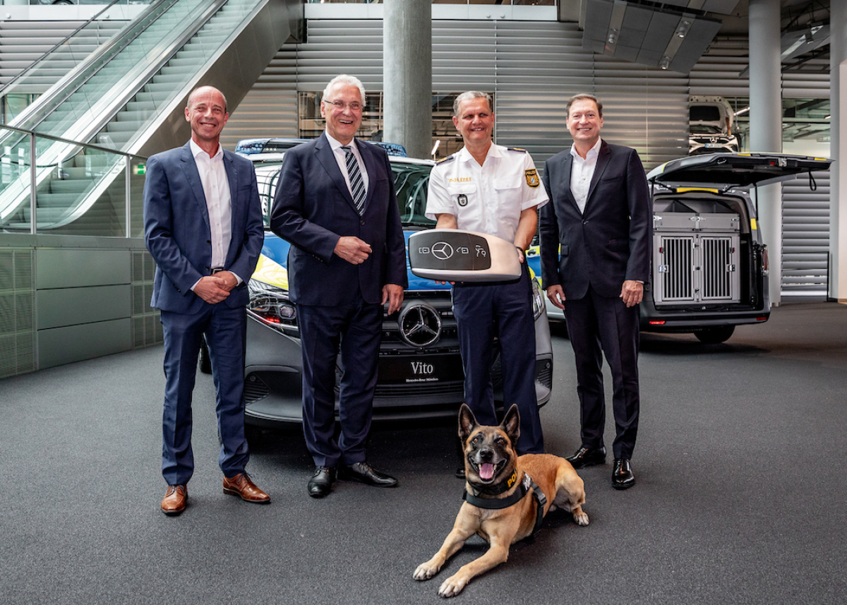 Fahrzeugübergabe in der Mercedes-Benz Niederlassung München: Die Bayerische Polizei setzt auf Mercedes-Benz Vans