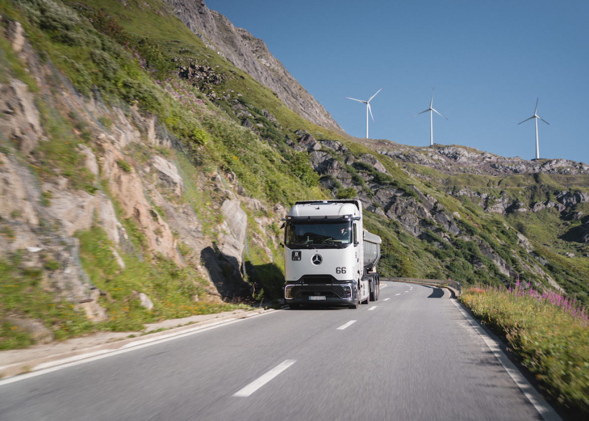 Nächste Generation Brennstoffzellen-Lkw: Entwicklungsfahrzeuge überzeugen auch bei hochsommerlichen Temperaturen in den Alpen