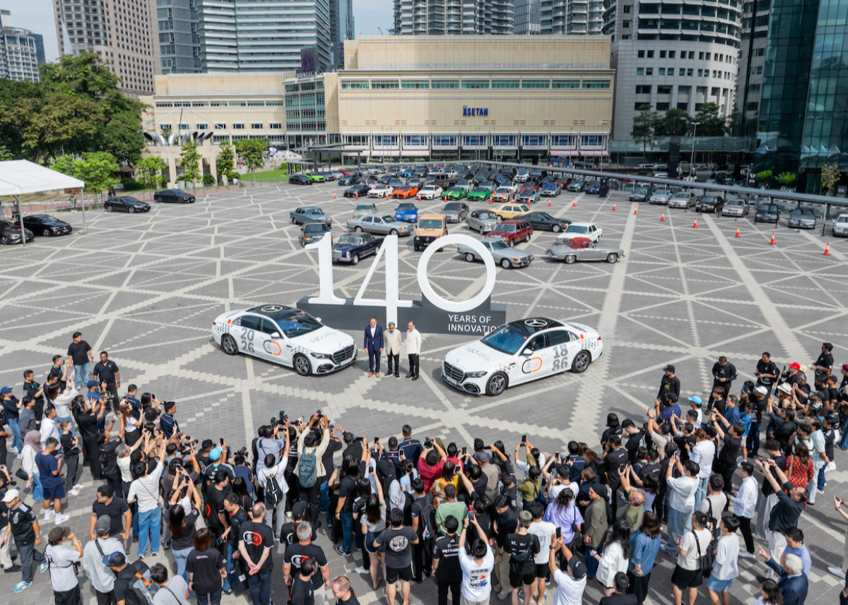 Meilenstein erreicht: Die "140 YEARS. 140 PLACES" S-Klasse Welttour hat Halbzeit in Singapur