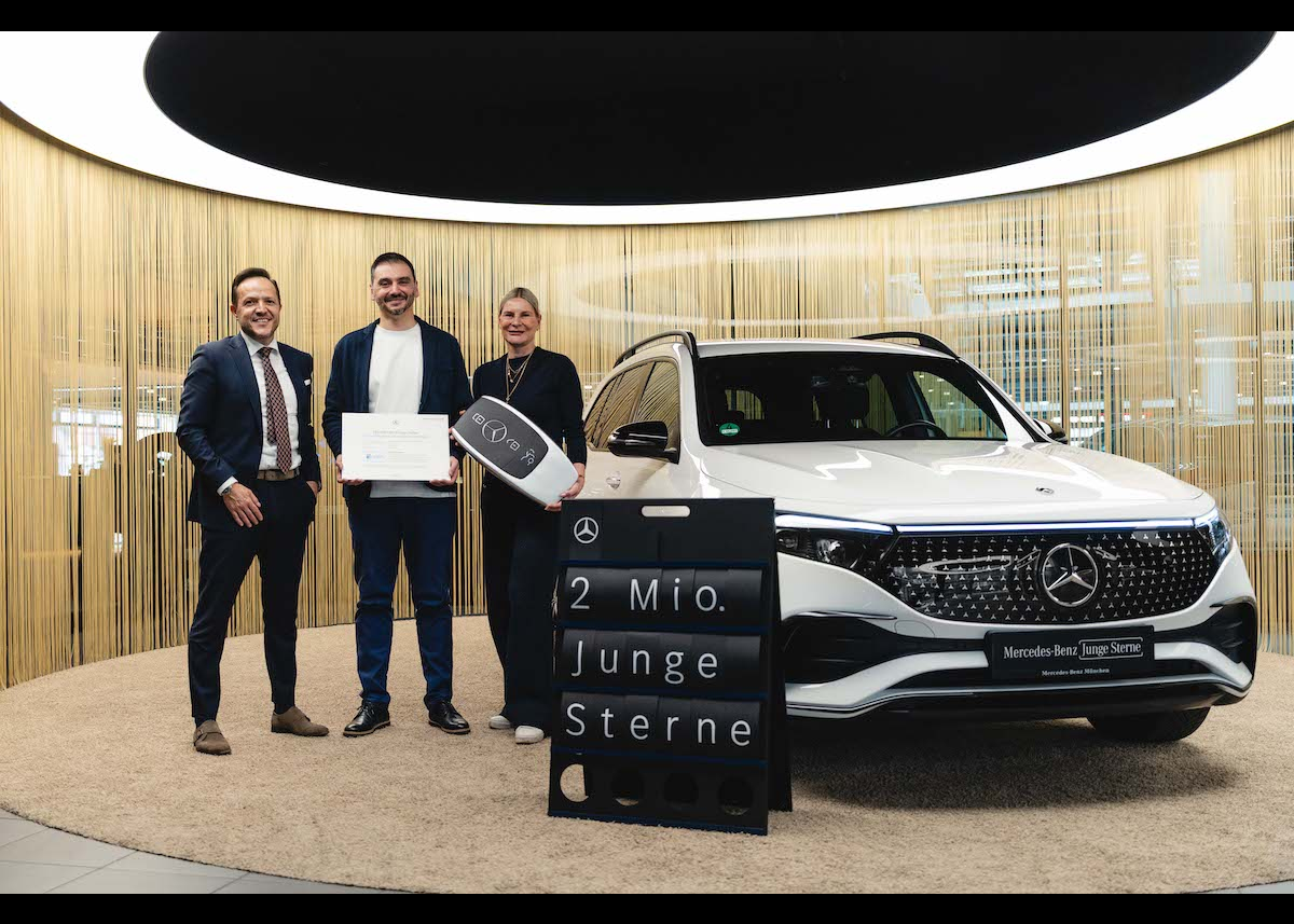 Mercedes‑Benz feiert zwei Millionen zertifizierte „Junge Sterne“ Gebrauchtwagen: Jubiläumsfahrzeug in München an Kunden überreicht