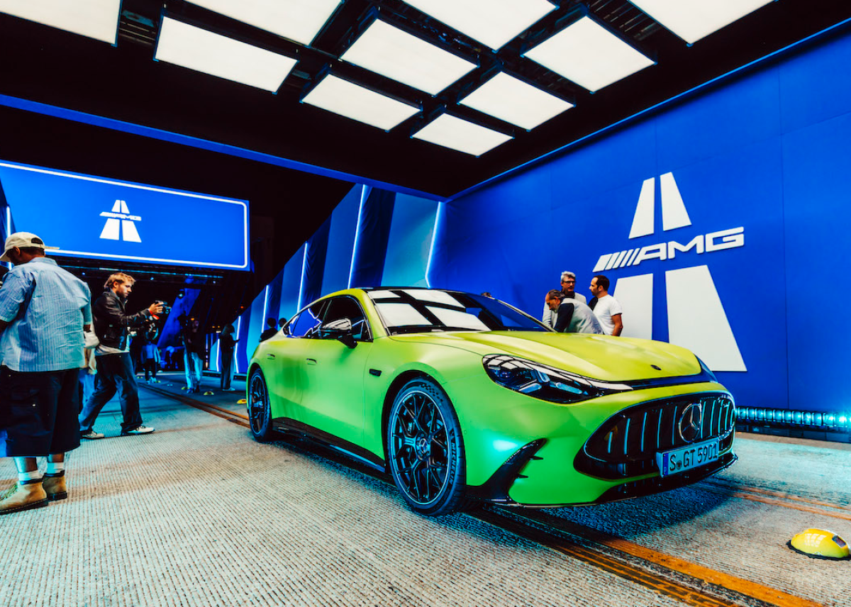 Weltpremiere des neuen Mercedes-AMG GT 4-Türer Coupés: Mercedes-AMG bringt die Autobahn nach Los Angeles