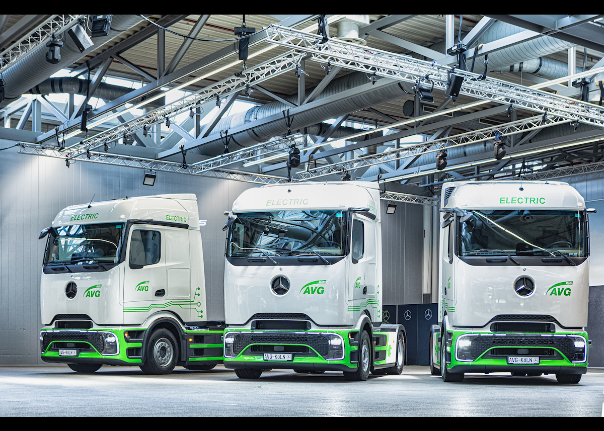 eActros 400 mit mechanischem Nebenantrieb: Mercedes-Benz Trucks liefert Kippsattelzüge an AVG Köln