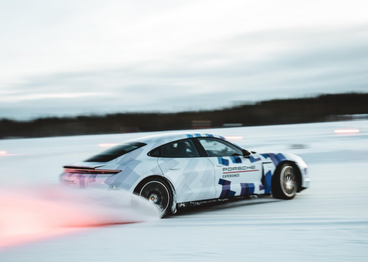 17 Nonstop-Drift-Kilometer auf Eis: neuer GUINNESS WORLD RECORDS ™ für den Porsche Taycan