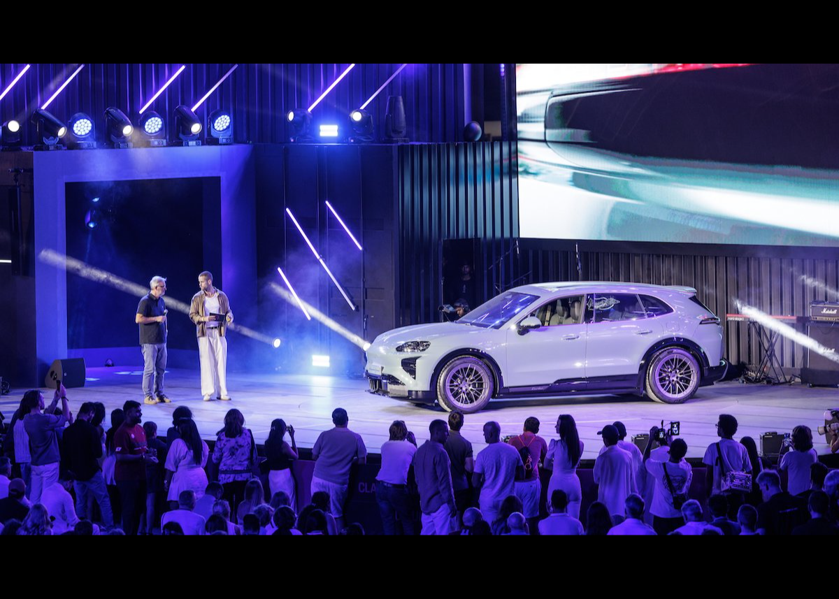 Heritage trifft Hightech: Zwei Cayenne-Generationen begeistern in Dubai