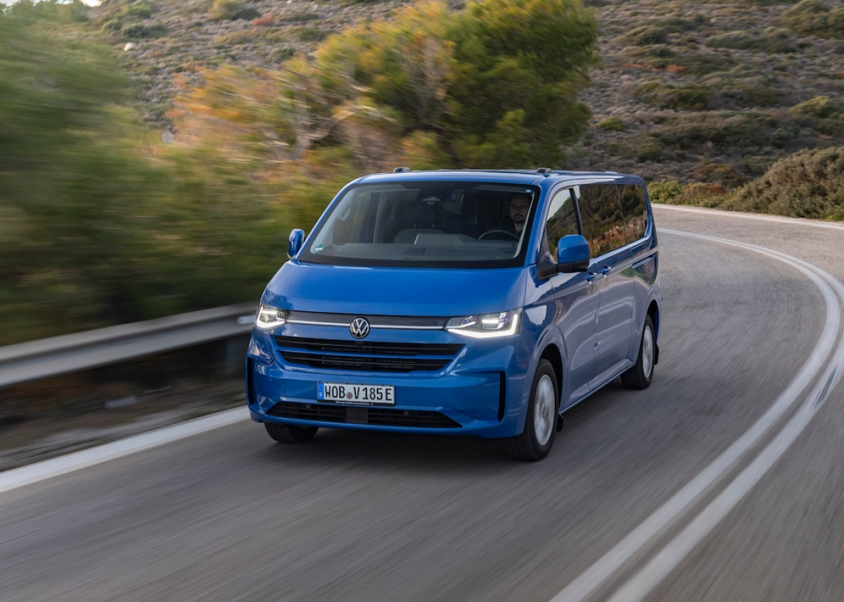 Weiter, schneller und sicherer: Volkswagen Nutzfahrzeuge optimiert e-Transporter und e-Caravelle