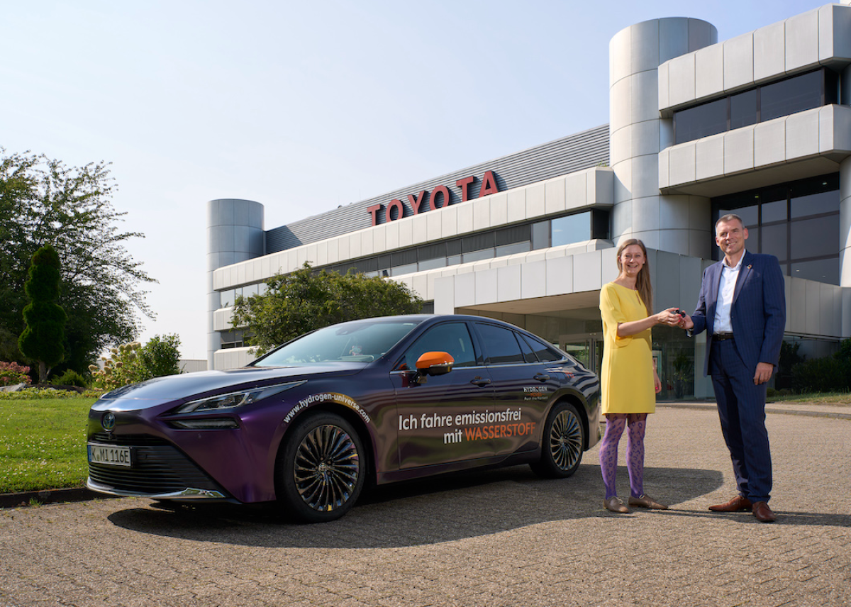 Nachhaltig unterwegs: Toyota Mirai an Hydrogen Moves übergeben