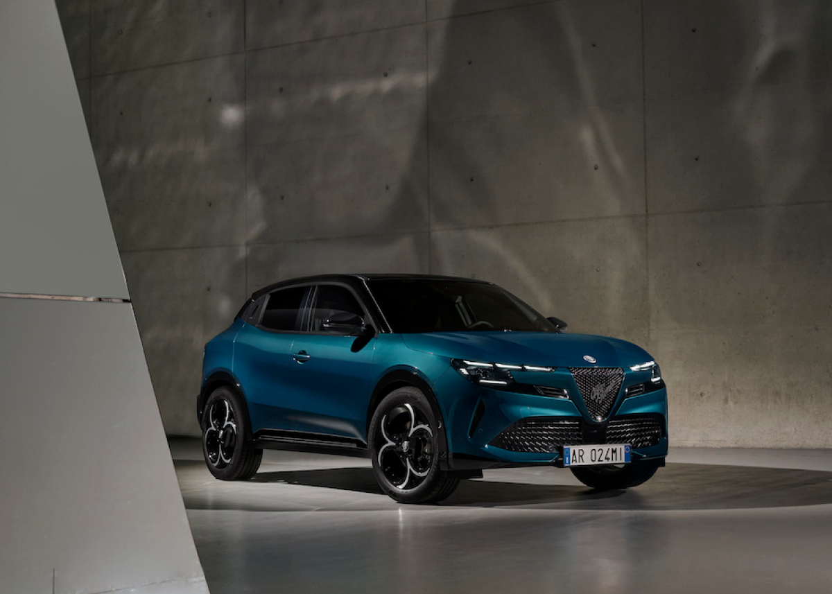 Bereit zum Kennenlernen: Neuer Alfa Romeo Junior Ibrida bei Händlern angekommen