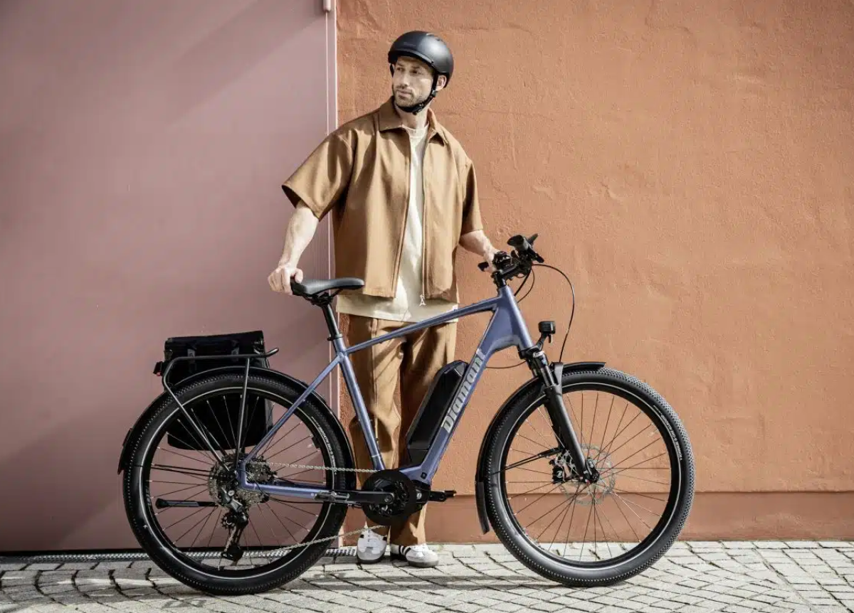 200 km Reichweite, 20 % leichter und ausgestattet mit Bosch Performance CX: Diamant präsentiert neues Trekking-E-Bike mit Griff.
