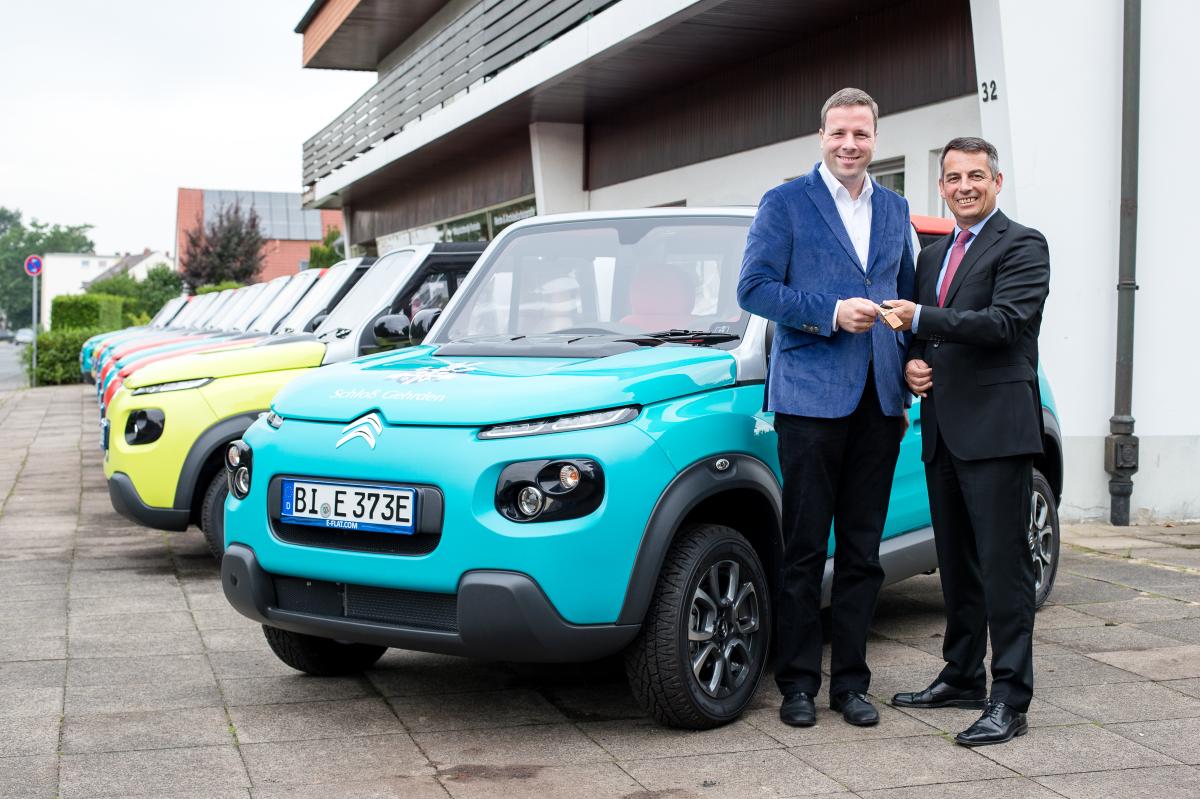 Exklusive Übergabe von 13 Citroën E-Mehari an electrify GmbH in Bielefeld
