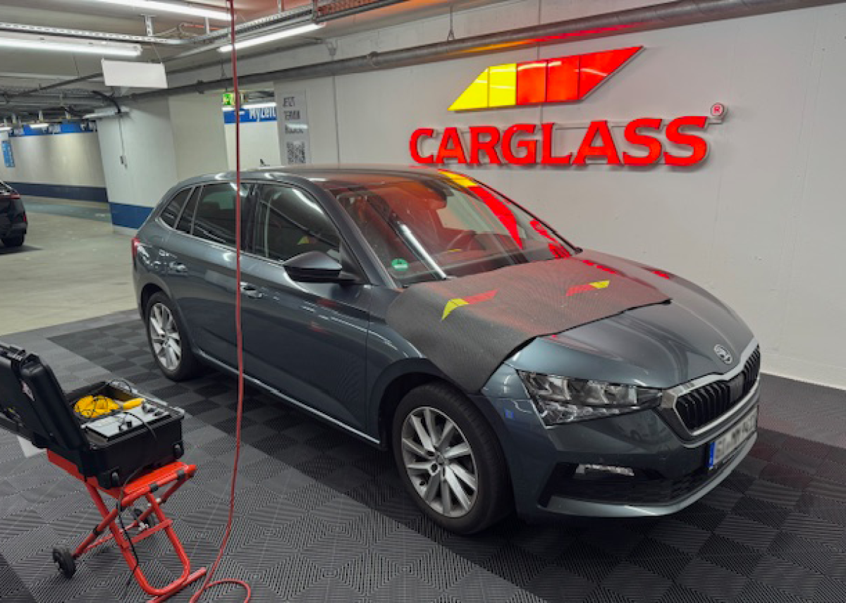 Park & Repair: Carglass® bringt Steinschlagreparatur ins Parkhaus – Reparatur während des Einkaufs