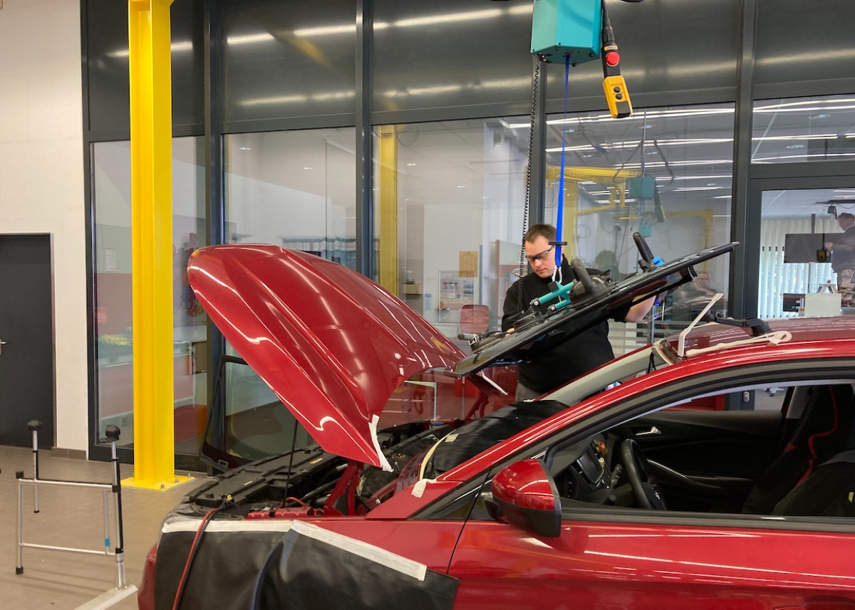 Carglass erhält VBG-Präventionspreis für innovative Hebehilfe: Revolution in Ergonomie und Sicherheit