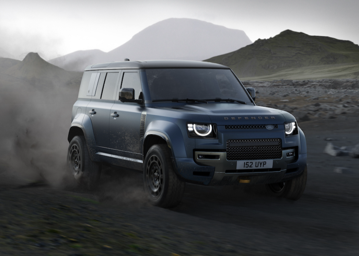 Defender im Modelljahr 2026 erneut aufgewertet: Der unaufhaltsame Offroader präsentiert sich noch markenter und einfacher zu bedienen