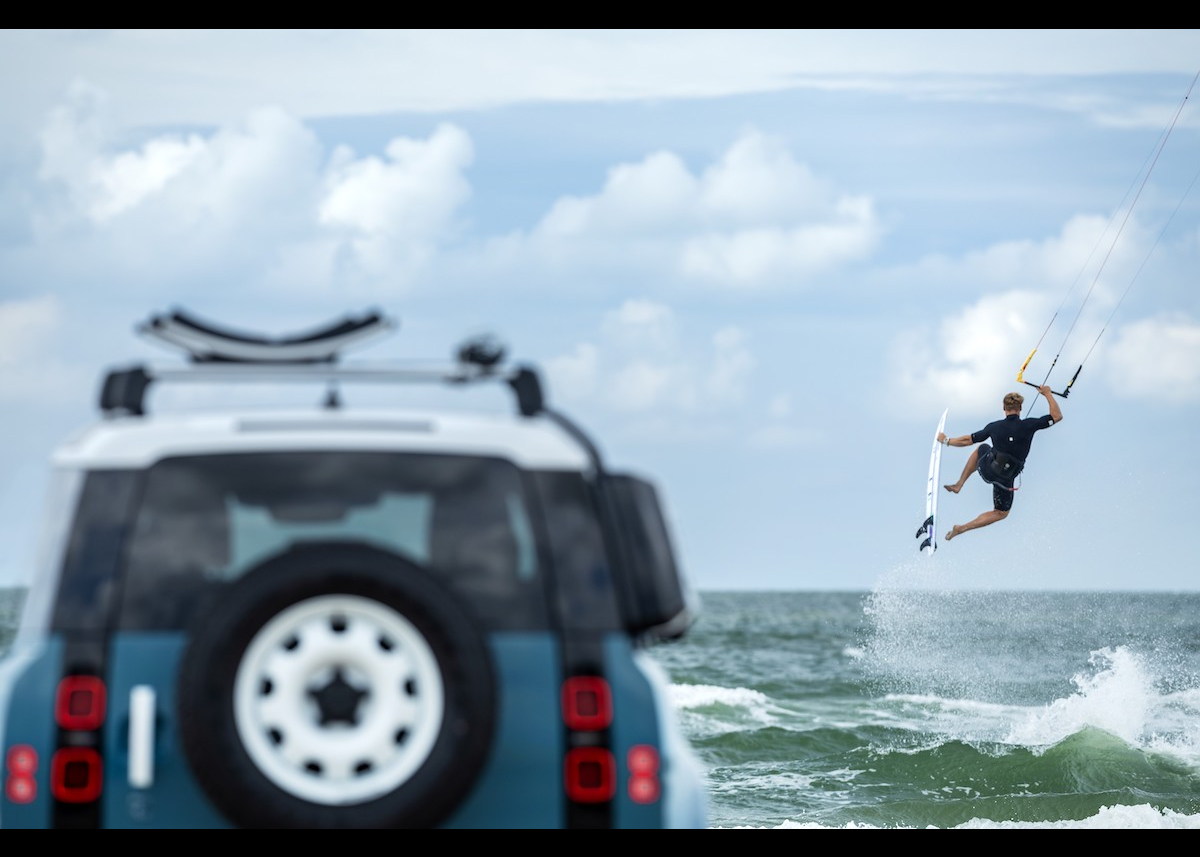 Destination Defender Sylt 2025: Britische Abenteuermarke trifft auf Stars des Kite-Surf World Cups