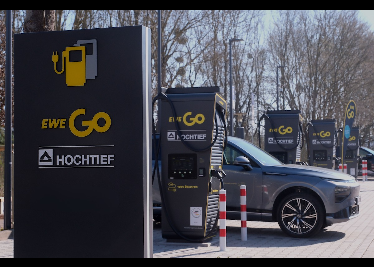 Ausbau Ladeinfrastruktur: EWE Go und HOCHTIEF bringen über 40 Ladeparks ans Netz – weitere 30 sind geplant