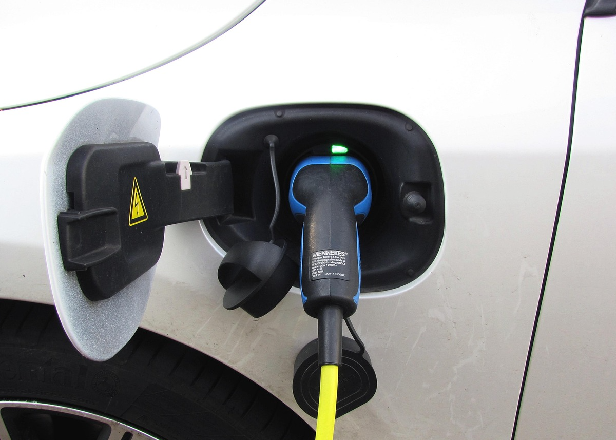 Deutschland tendiert zu Hybridfahrzeugen, während sich die Nachfrage nach Elektroautos stabilisiert