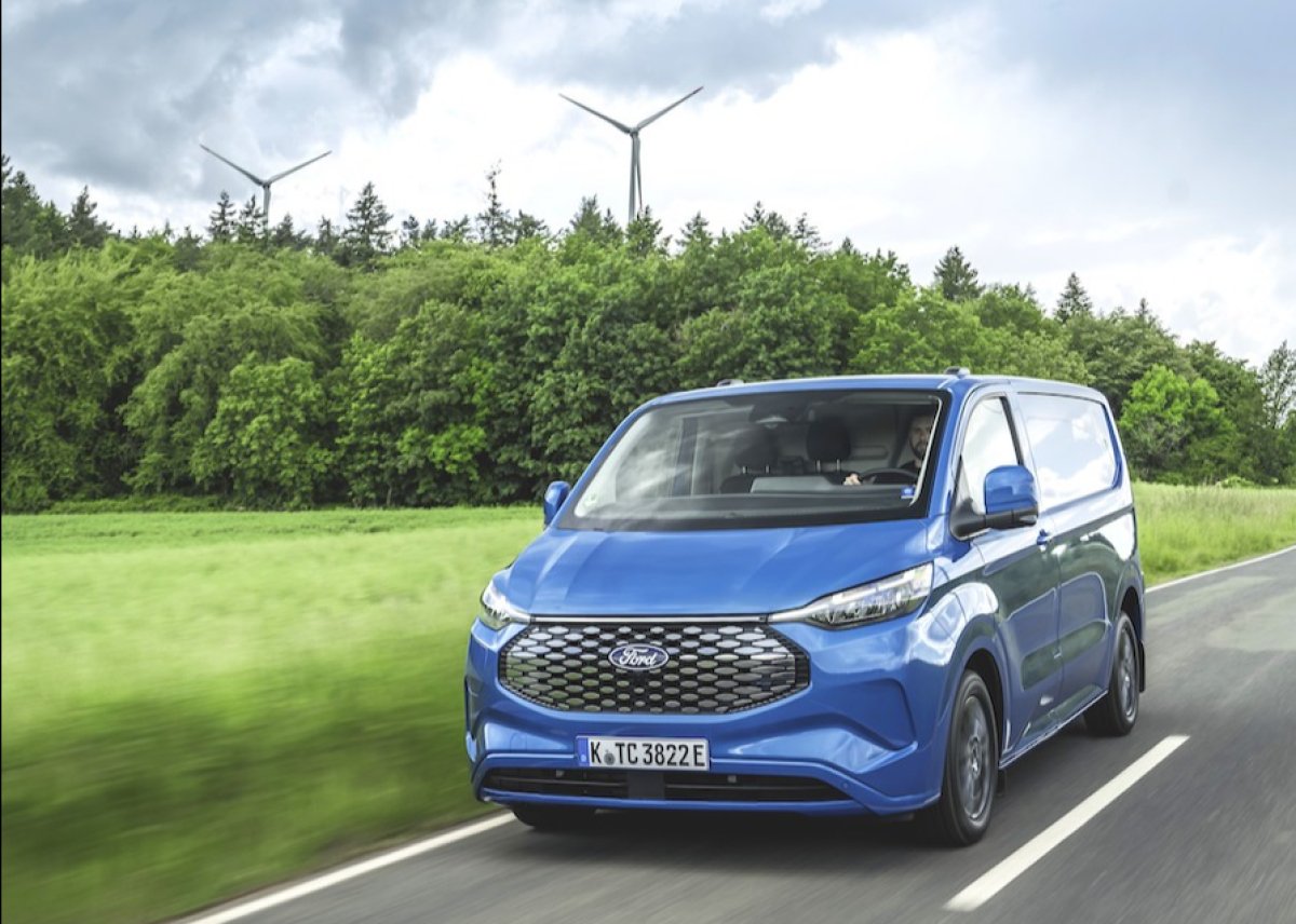 Neuer Ford E-Transit Custom setzt die Produktivität kleinerer Unternehmen unter Strom