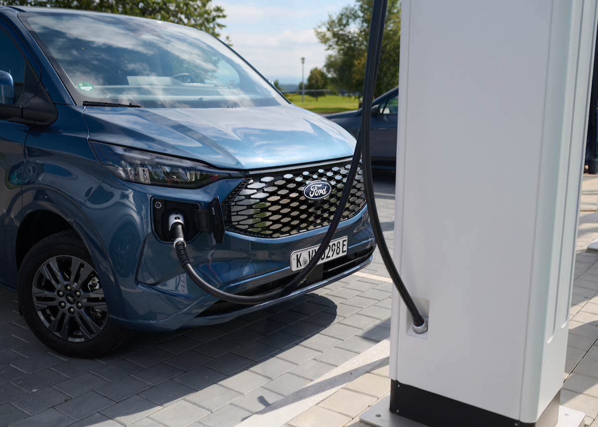 Schneller laden, weiter fahren: Ford E-Transit Custom erhält Batterie-Update und intelligentes Allradsystem