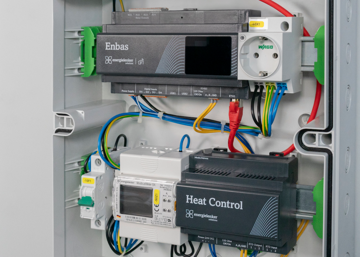 Erzeugung und Verbrauch mit HEMS optimieren: Energielenker mit Neuigkeiten zu Enbas auf der The Smarter E