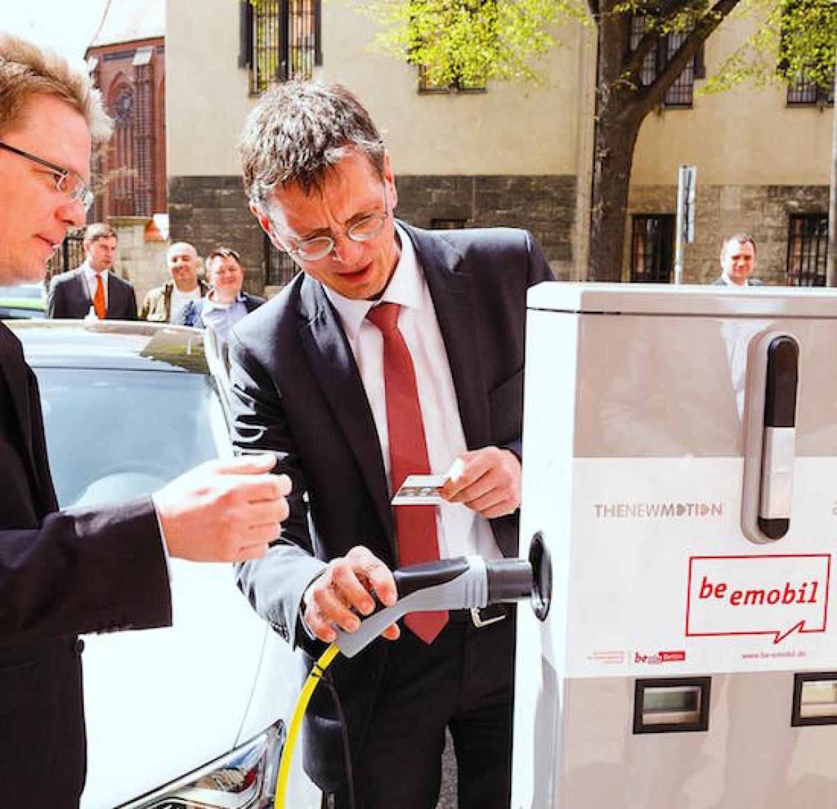 Berliner Modell wird Realität: erste Ladesäule für Elektrofahrzeuge mit neuem Konzept geht ans Netz 