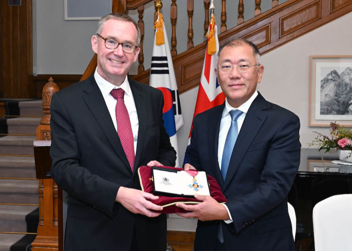 Euisun Chung zum „Commander of the British Empire“ (CBE) ernannt