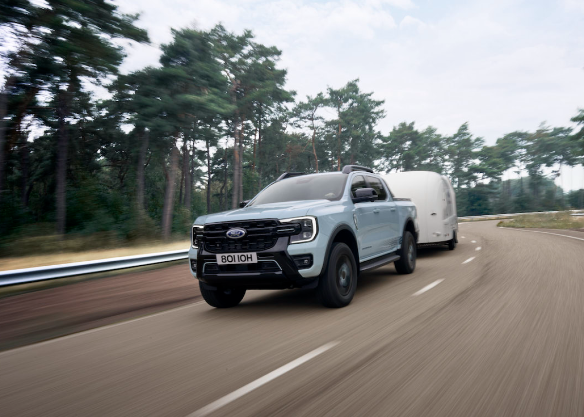 Ford Pro revolutioniert mit Weltpremiere des Ranger PHEV die Kundenerfahrung im europäischen Pick-up-Segment