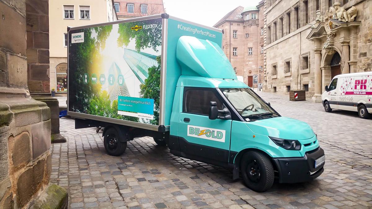 Streetscooter mit Humbaur-Aufbau an Siemens