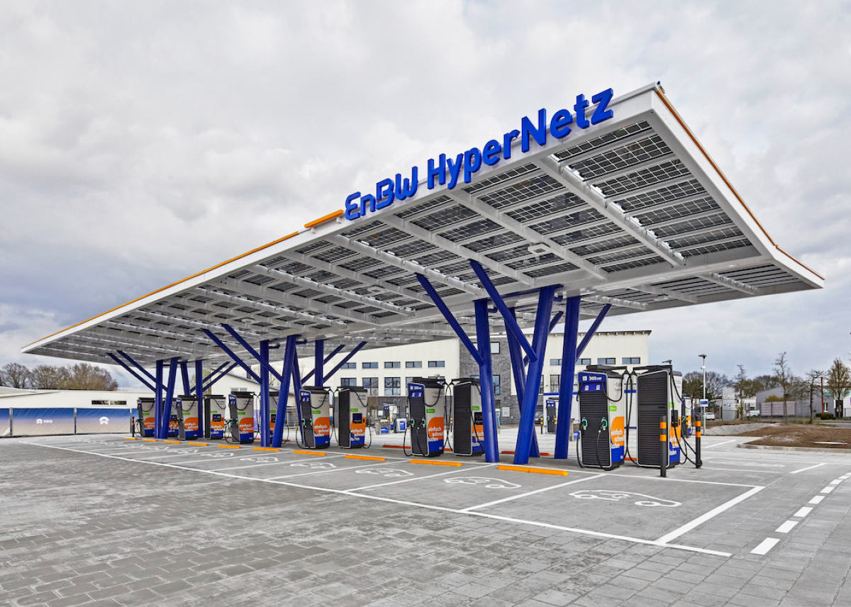 Deutschlandweiter Ladenetzausbau: EnBW nimmt zehn Ladeparks mit 148 Schnellladepunkten in Betrieb