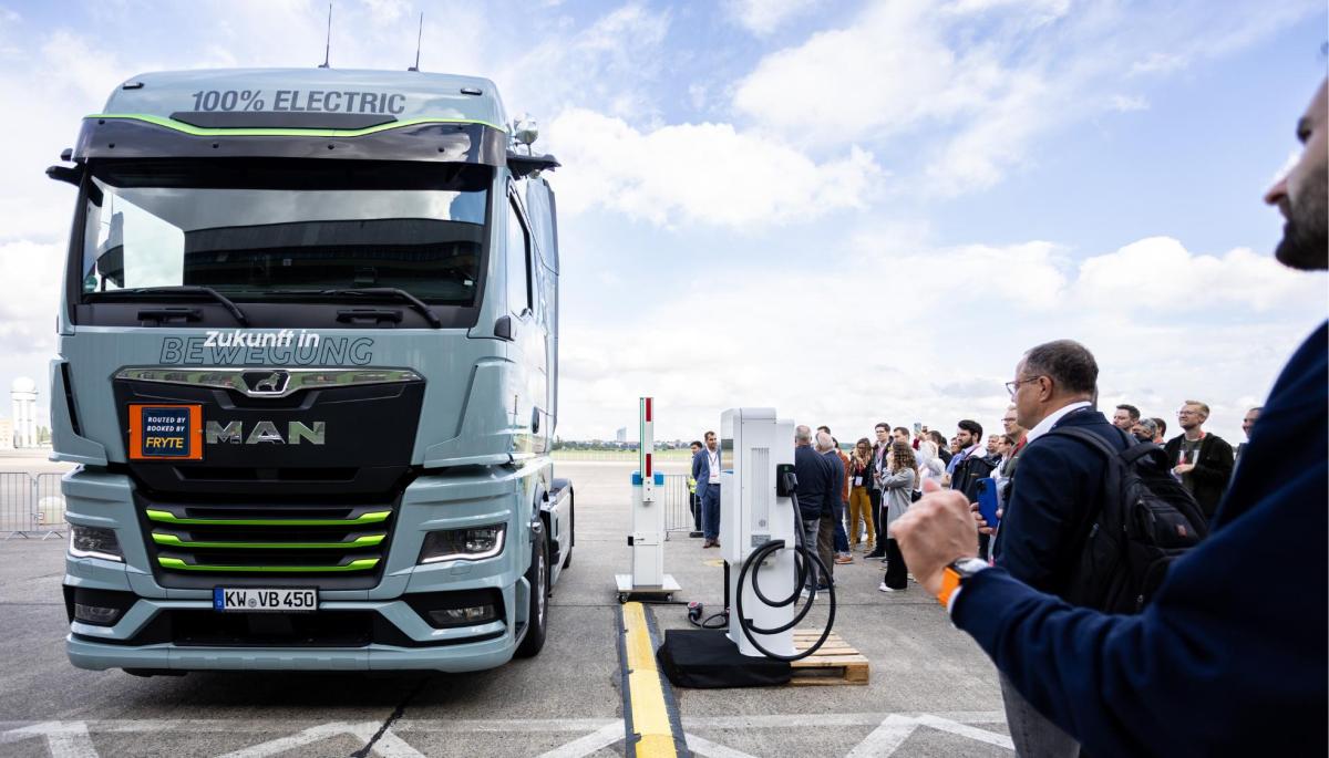 FRYTE Mobility zeigt ersten E-Truck-Ladevorgang mit automatisierter Reservierung